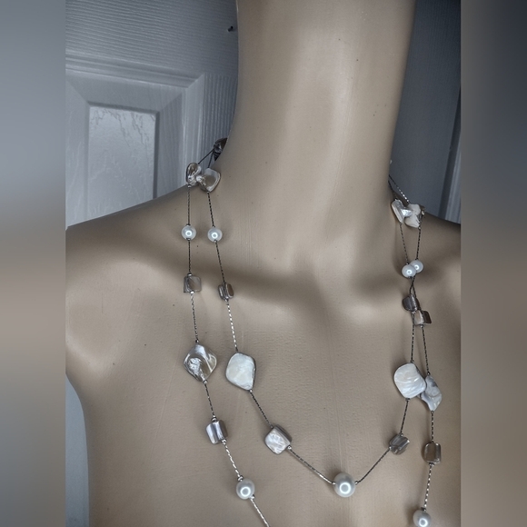 Women's white shell necklace - Picture 2 of 5